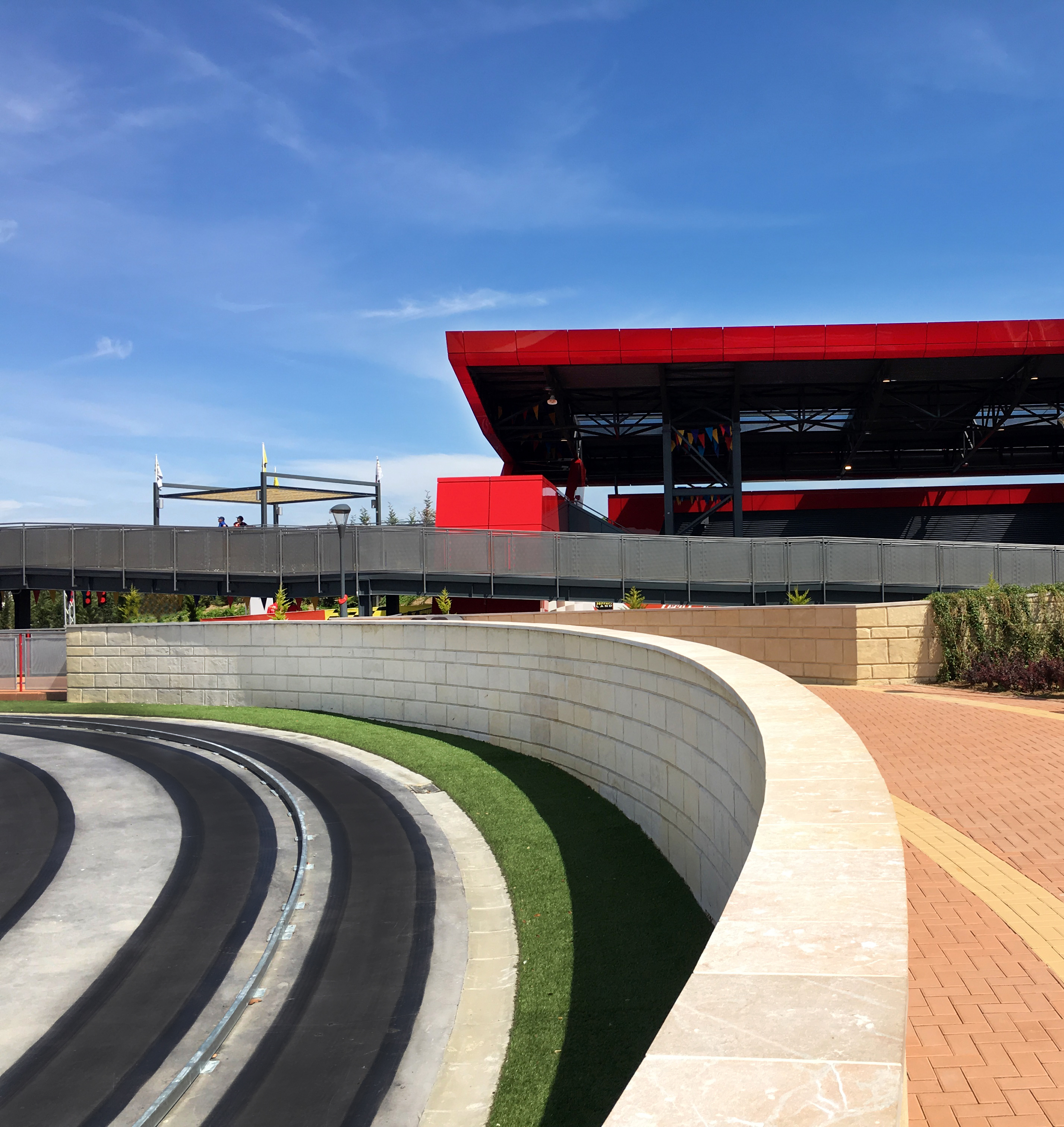 Circuito Ferrari Land construido con pigmento negro Serra Ciments