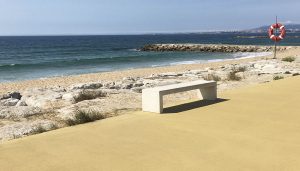 pigmento amarillo aplicado en el paseo maritimo de Costa da Caparica en Portugal