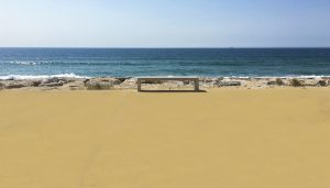 pigmento amarillo aplicado en el paseo maritimo de Costa da Caparica en Portugal